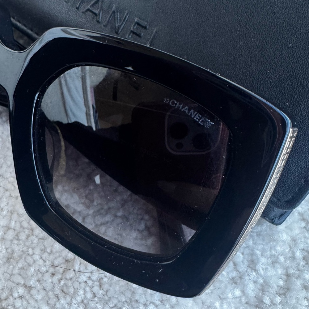 CHANEL Black and Gold Sunglasses with Bold Design - Picture 9 of 16